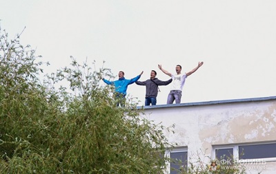 Фотогалерея: Як українські фанати на деревах і дахах вболівали