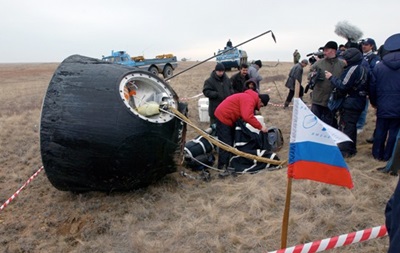 Корабль Союз с тремя космонавтами на борту приземлился в Казахстане