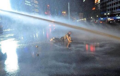 У Туреччині поліція застосувала водомети проти мітингувальників
