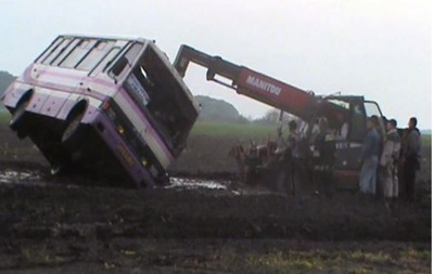У Черкаській області вітер зніс автобус з шосе, постраждали семеро людей