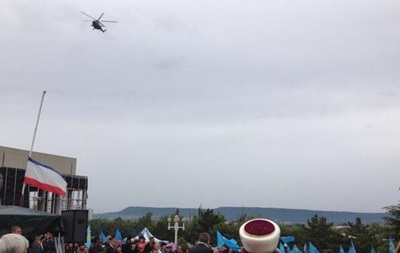 У Криму мітинг кримських татар  контролюють  військові вертольоти