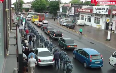 В Симферополе проходит траурный митинг крымских татар, центр города оцеплен ОМОНом