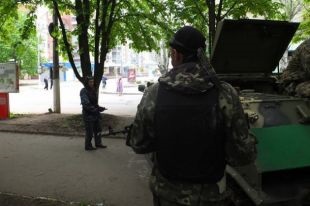 На блокпосту в Луганской области ограбили фуру с дорогими авто