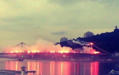 Ультрас влаштували в Києві вогняне шоу на мосту