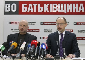 Оппозиция заявила о давлении на трех депутатов и членов их семей