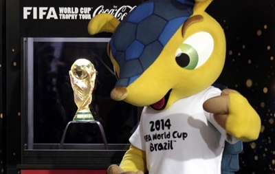 У Бразилії хулігани спалили велику копію кубка світу
