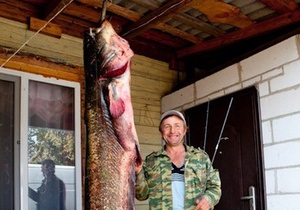 Белорусский рыбак поймал гигантского сома длиной более двух метров