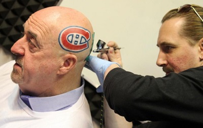 Мер канадського міста зробив на голові татуювання з емблемою клубу NHL