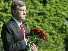 Ющенко возложил цветы к памятникам Шевченко и Грушевскому