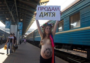 Беременная активистка FEMEN прошлась по киевскому вокзалу с плакатом Продам ребенка