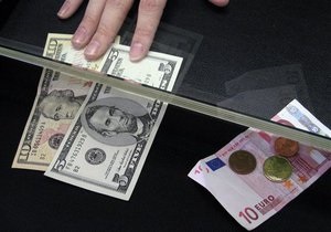 Межбанк: Евро сегодня подешевел, доллар - удерживает позиции