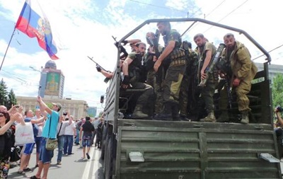 В центре Донецка проходит митинг против выборов президента 