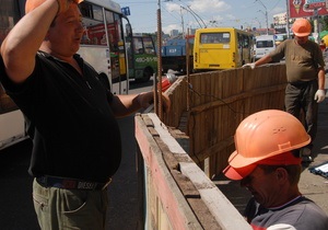 В киевских дворах начали ремонтировать асфальт