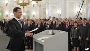 Эксперты: Медведев пытается сбить  протестную волну 