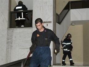 Анархисты сожгли машину боснийского посольства в Греции и попытались поджечь офис Франс Пресс