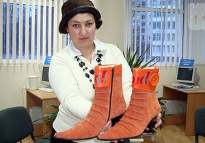 Тимошенко передала в музей свои оранжевые туфли