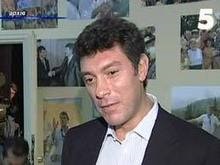 Немцов приостановил членство в партии