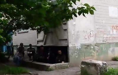 В жилых районах Луганска идет стрельба - видео