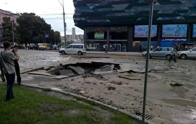 У Києві провалився асфальт біля ТРЦ Ocean Plaza