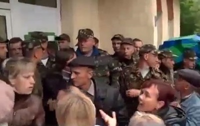 У Львівській області батьки призовників заблокували військкомат