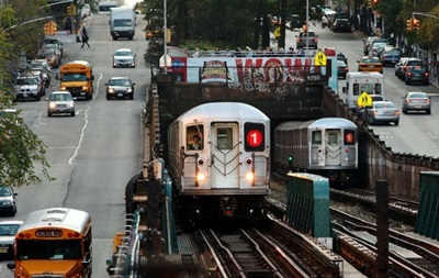 В метро Нью-Йорка мужчина с ножом напал на пассажиров: есть пострадавшие
