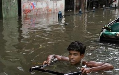 В Індії більше 20 студентів змило хвилею в річку