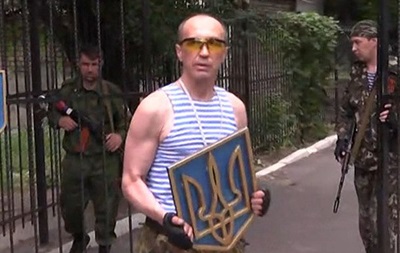 Луганские ополченцы снимают украинскую символику со здания областной администрации