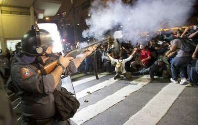 ЧМ 2014: Бразильская полиция разгоняет протестующих слезоточивым газом