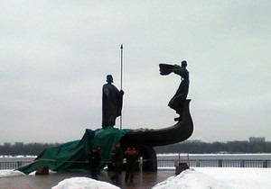 Памятник основателям Киева демонтирован по решению властей