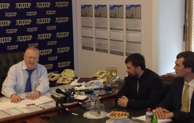  Щоб укази підписували . Жириновський подарував голові ДНР ручку за 175 тисяч