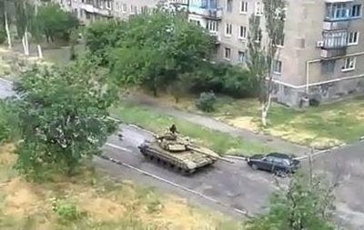 Вулицями Сніжного проїхав танк - відео