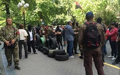Активисты выстроили баррикаду из шин возле Генпрокуратуры 