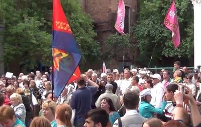Активисты Харькова пришли под консульство России  просить прощения 