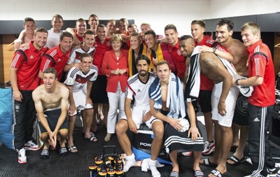Ангела Меркель заглянула в раздевалку сборной Германии