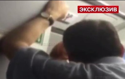 Российский депутат устроил дебош на борту самолета