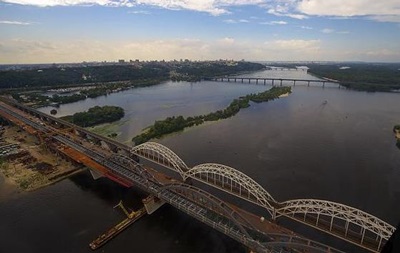 Возмущенные невыплатой зарплат строители перекроют мост в Киеве