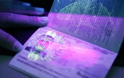 Рада хоче вносити відбитки пальців у закордонні паспорти
