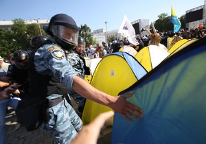новости Киева - Спільна справа: Беркут снес палатки на Софийской площади и задержал пятерых активистов