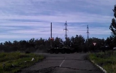 У бік Слов янська проїхала колона техніки під прапорами  ДНР  - відео