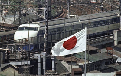 У Японії через зсув зійшов з рейок потяг