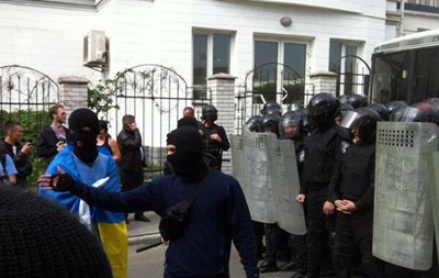 Близько 50 осіб пікетують російське посольство в Києві