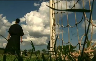 Рясы не мешают бразильским монахам играть в футбол