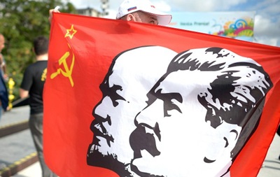 Российский фанат привез в Бразилию флаг с изображением Сталина и Ленина