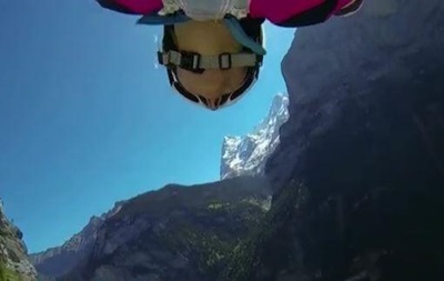 Свободное падение со скалы в Альпах