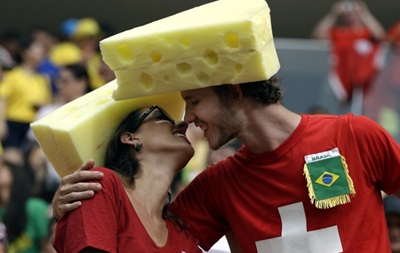 Фотогалерея. Люди в телевізорі і сир на головах: Найкращі кадри фанатів на ЧС-2014 