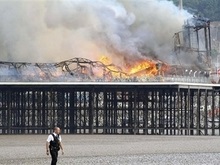 В Британии пожар уничтожил исторический причал