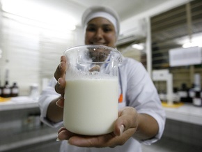 Беларусь возобновила поставки молока в Россию