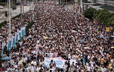 Полмиллиона китайцев вышли на марш оппозиции в Гонконге 