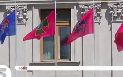 Возле здания МИД подняли флаги украинских силовиков