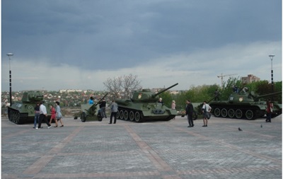 В Донецке сепаратисты пытаются угнать танки из музея ВОВ 